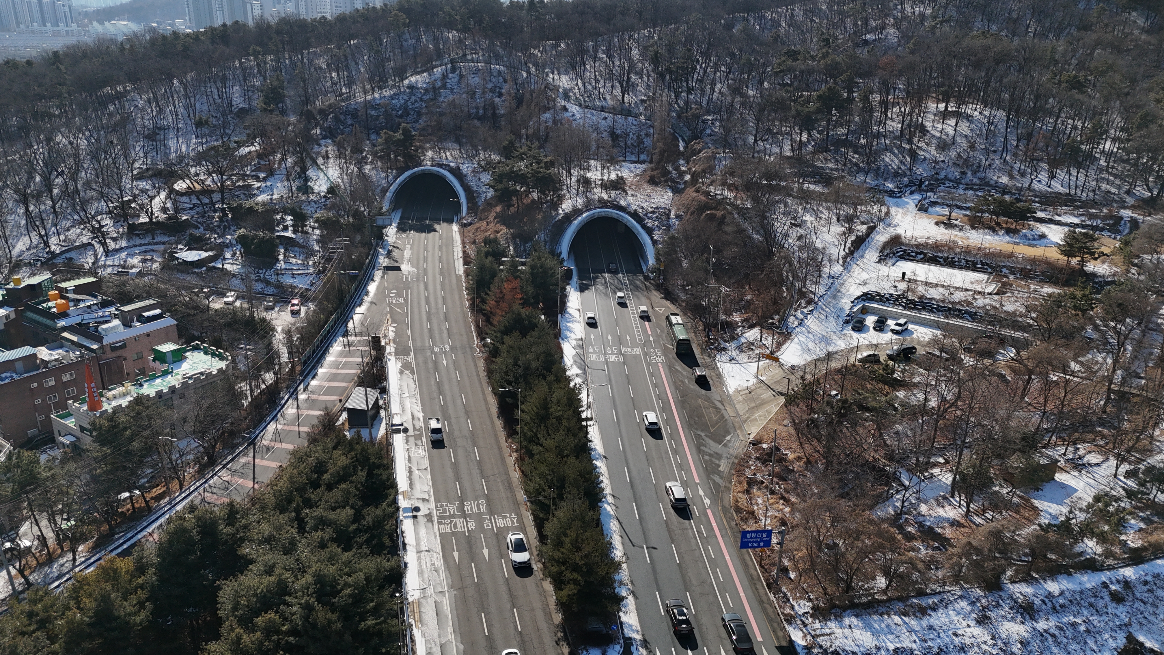 연수구가 작년 12월 설치를 마무리한 인공지능 스마트 제설 시스템을 가동해 구민들의 출근길 교통대란을 막았다